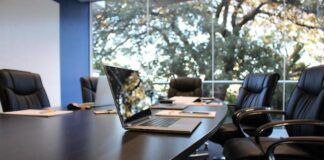 Back to office: dieci consigli per ridisegnare i workplace tavolo ufficio