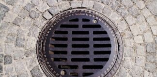 Passano per le fogne e rubano mezzo milione in gioielleria tombino