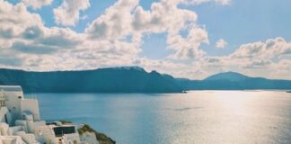 Viaggi nelle isole d’Europa: dieci mete suggerite per l’estate 2022 santorini