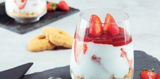 Sbriciolata di frollini rustici con ricotta e fragole al bicchiere: la ricetta sbriciolata frollini