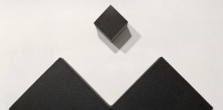 La ricerca dell’equilibrio perfetto nelle forme geometriche di Stefano Paulon, tra luci e ombre del silenzio sp37190