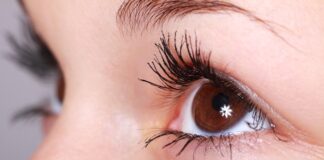 Beauty case da viaggio: tre prodotti che non possono mancare woman occhi ciglia