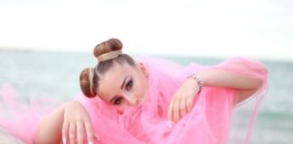 “Instabilità” il nuovo singolo di Asia: “Racconta uno stato d’animo instabile” asia vestito rosa