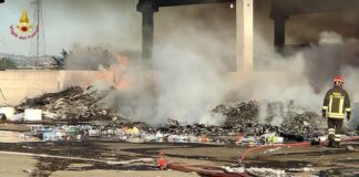 Pavia, grosso incendio di sterpaglie e in un deposito di raccolta rifiuti incendio pavia