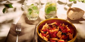 Penne di mais e riso integrale con gamberetti, pomodorini e zucchine: la ricetta penne mais riso integrale