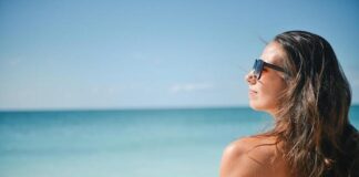 Ad agosto gli stranieri affolleranno l’Italia, 39 milioni i pernottamenti, 6,5 miliardi di euro il movimento economico ragazza estate mare