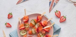 Ricette estive 2022 a base di salmone e frutta colorata spiedini di salmone affumicato