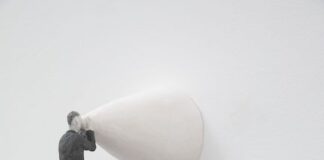 “Pino Deodato. Vede lontano” la mostra dedicata all’artista a Milano