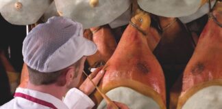 Il progetto “Sapori d’Italia” di Ferrarini fa tappa sul Lago di Garda puntatura prosciutto parma ferrarini