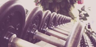 Come rimettersi in forma dopo l’estate: alcuni consigli fitness manubri