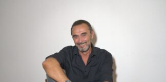 “Il pedone. Luci, ombre e colori di una vita qualunque”: il nuovo spettacolo di Giacobazzi