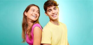 Acne e imperfezioni, consigli per combatterli da Isdin ragazzi sorridenti