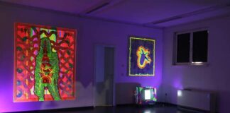 L’arte psichedelica di Alfred Müller, tra pittura tribale e colori al neon per sottolineare la mutevolezza della realtà exhibition in dark light