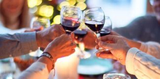 Pranzo di Natale: come mediare se partner e famiglia non vanno d’accordo brindisi