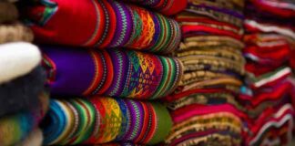 Regali dal Perù: ecco la guida ai ricordi indimenticabili Mercado artesanal de Machu Picchu pueblo