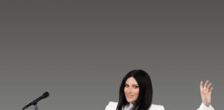 Laura Pausini in concerto a Venezia e Siviglia per l’anteprima World Tour laura pausini white dress