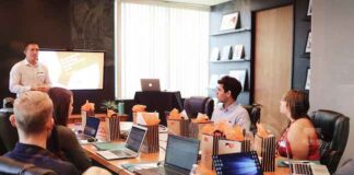 La salute mentale al primo posto tra le sfide del lavoro nel 2023 riunione