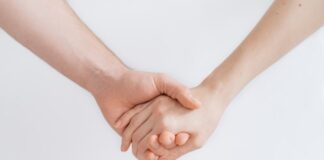 Terapia di coppia, perchè iniziarla: alcuni consigli utili prendere per mano