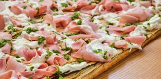 Melanzane grigliate, prosciutto cotto, stracciatella pugliese e pesto: la pizza bianca della Primavera 2023