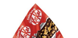 Uovo di Pasqua e croccanti pezzetti di wafer da KitKat uovo di pasqua kitkat
