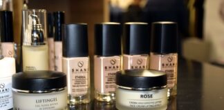 Rose, crema giorno effetto liftante dalla linea skincare Shani esxence rose stand shani