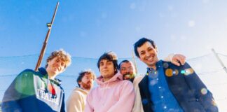 Lo Stato Sociale torna all’indie con “Stupido Sexy Futuro”