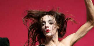 Sanremo 2025: Lucio Corsi con la scritta ‘Andy’ in vista sotto la scarpa, ecco perché