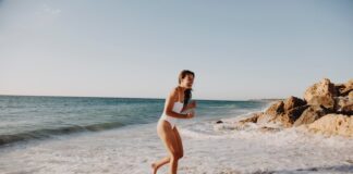 Prodotti SPF, l’analisi di Klarna sugli interessi degli italiani klarna girl in the beach