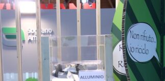 Barattoli per sughi realizzati con il vetro dei pannelli solari materiali estratti riciclo pannelli fotovoltaici