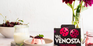 Panna cotta al cocco con ciliegie speziate: la ricetta ricetta panna cotta al cocco con ciliegie