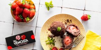 Canederli al cioccolato con cuore di fragola della valle, la ricetta Canederli al cioccolato con cuore di fragola della vallericetta fragole canederli cioccolato fragole