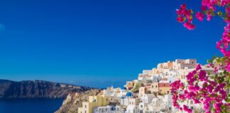 5 isole leggendarie in Europa da visitare quest’estate View on Oia in Santorini