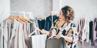 Le sfide dei consumatori quando acquistano prodotti di moda Plus Size Woman Choose Fashioned Dress in Store. Plus size women shopping.