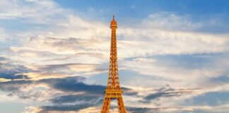 Le località turistiche più desiderate dai dipendenti italiani per estate 2023 tour eiffel parigi