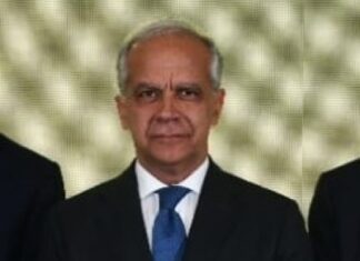 Piantedosi: “Su sicurezza lavoro equilibrato, se rilievi prenderemo atto” Poste Italiane - SecurityDay - L'AD Matteo Del Fante, il Ministro Piantedosi, il Condirettore Generale Giuseppe Lasco e alcuni dipendenti premiati