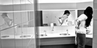 Gli istanti silenziosi delle suggestive opere fotografiche di Andréa Lobel, quando il bianco e nero sospende il trascorrere del tempo like amy