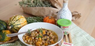 Zuppa di zucca, funghi carboncelli e ceci al profumo di rosmarino: ricetta zuppa di zucca, funghi carboncelli e ceci
