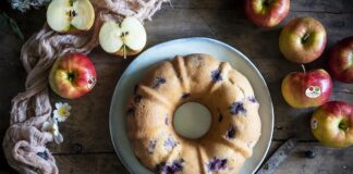 Ciambella di farro e avena con mele Topaz Bio e mirtilli: la ricetta ciambella farro