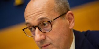 Bagnai: “Le posizioni ideologiche dell’Ue sulle auto elettriche stanno causando un disastro di proporzioni epocali”