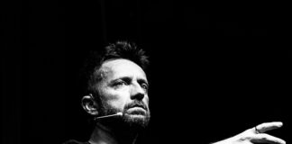 Andrea Scanzi in scena nei teatri con “La sciagura – Cronaca di un governo di scappati di casa”