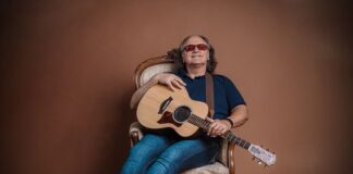Ross, vocal & guitar man