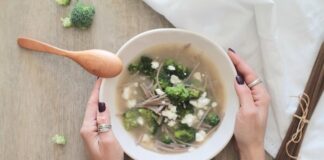 Spaghetti di grano saraceno in brodo, con feta e broccoli: ricetta spaghetti feta broccoli