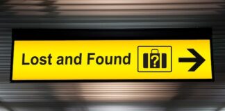 Classifica degli oggetti più comuni lasciati in aereo: i dati di un sondaggio lost & found