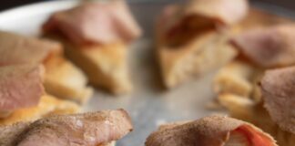 La “Focaccia con vitello tonnato e polvere di capperi” a Striscia la notizia