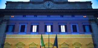 Montecitorio si illumina con i colori dell’Ucraina