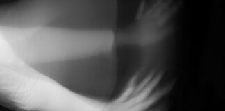 Tra performance e fotografia per immergersi nelle visioni introspettive ed emozionali di Veronica Morresi bianco e nero