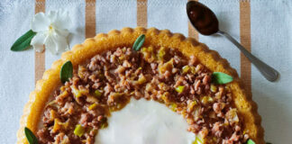 Crostata salata con porri e salsiccia: la ricetta crostata salata con porri e salsicia