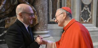 Funerali Papa Francesco, stretta di mano tra Fontana e Parolin