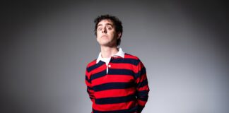 Luca Ravenna torna con “Flamingo”, il nuovo spettacolo comico dello stand-up comedian dei record