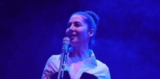 Promuovi la tua Musica, Caroline Pagani conquista il premio Miglior Interprete con il brano “Albergo a Ore”